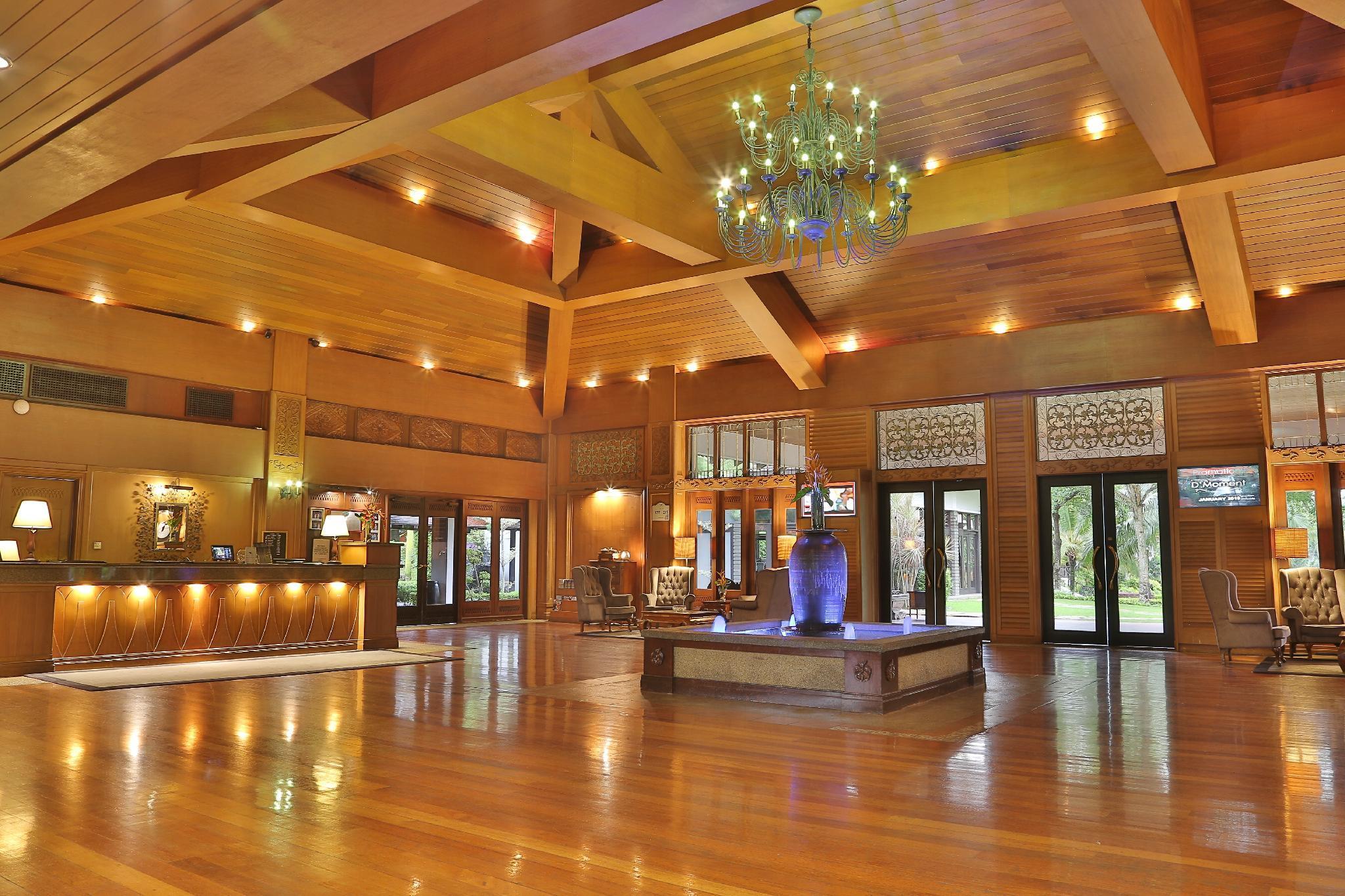 Cyberview Resort & Spa Сайберджая Экстерьер фото The interior of the clubhouse at the St. Johns Country Club