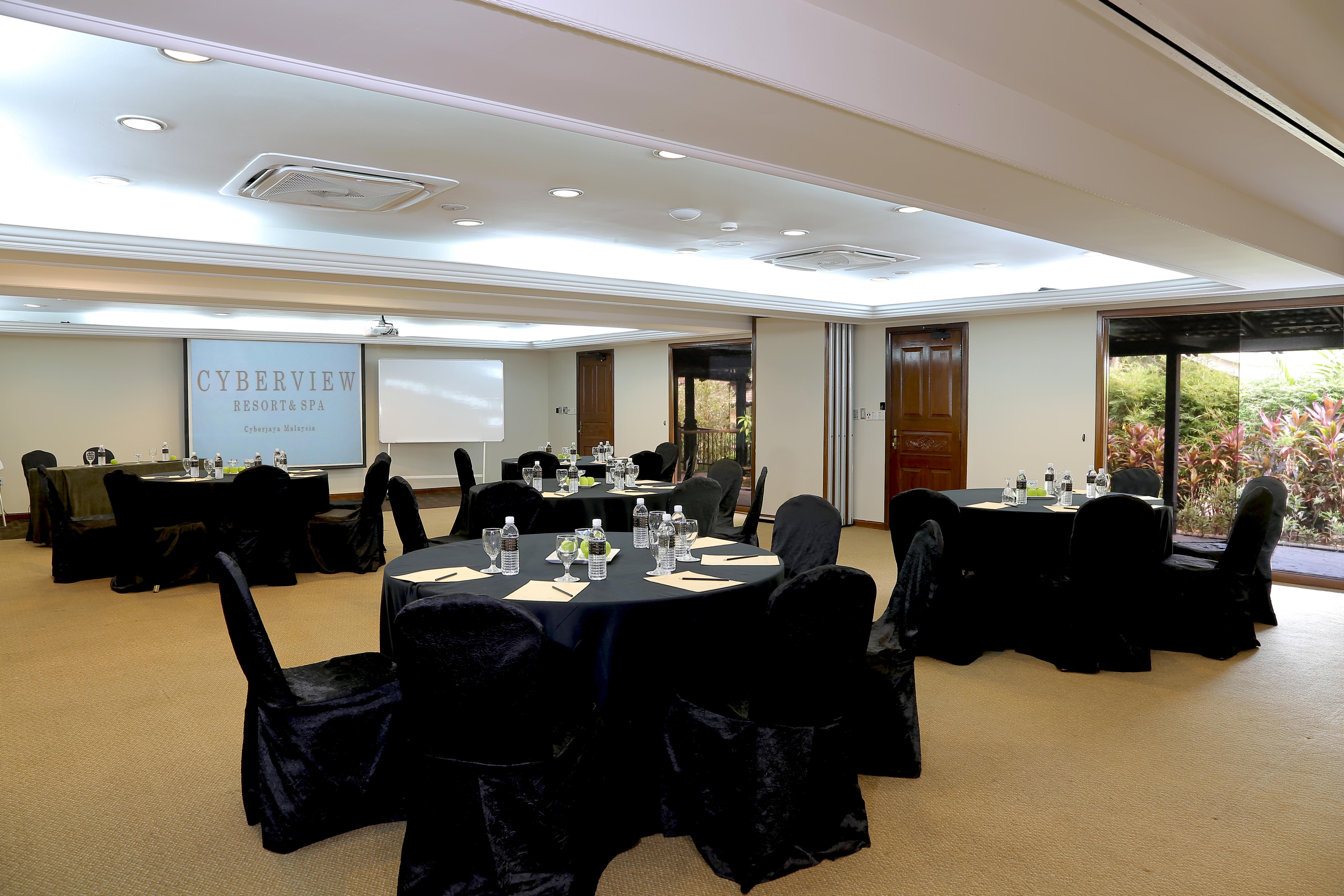 Cyberview Resort & Spa Сайберджая Экстерьер фото Meeting room