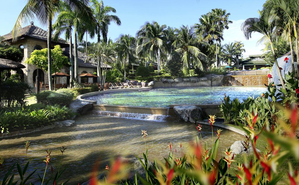 Cyberview Resort & Spa Сайберджая Удобства фото The pool at the Shangri-La Hotel, Manila