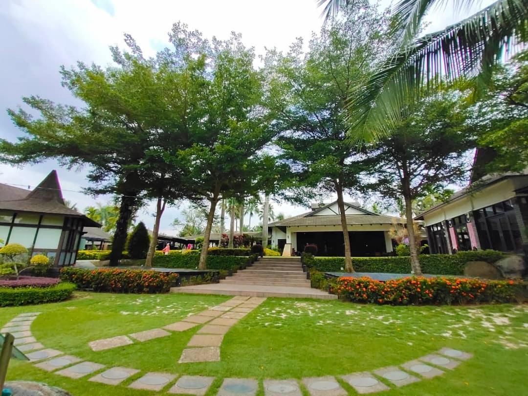 Cyberview Resort & Spa Сайберджая Экстерьер фото The garden of the university